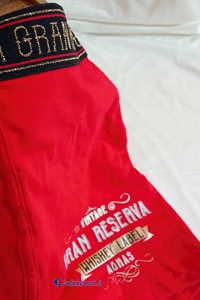 Boxer rosso in cotone confezionato in una latta a forma di barile di whiskey